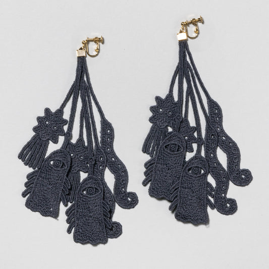 ダークグレーのレースのピアス・イヤリング(ダブル)