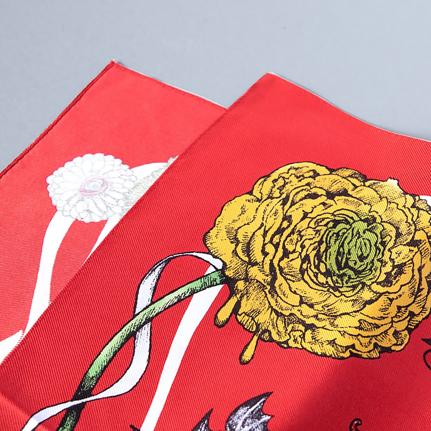 スカーフ 赤の花柄