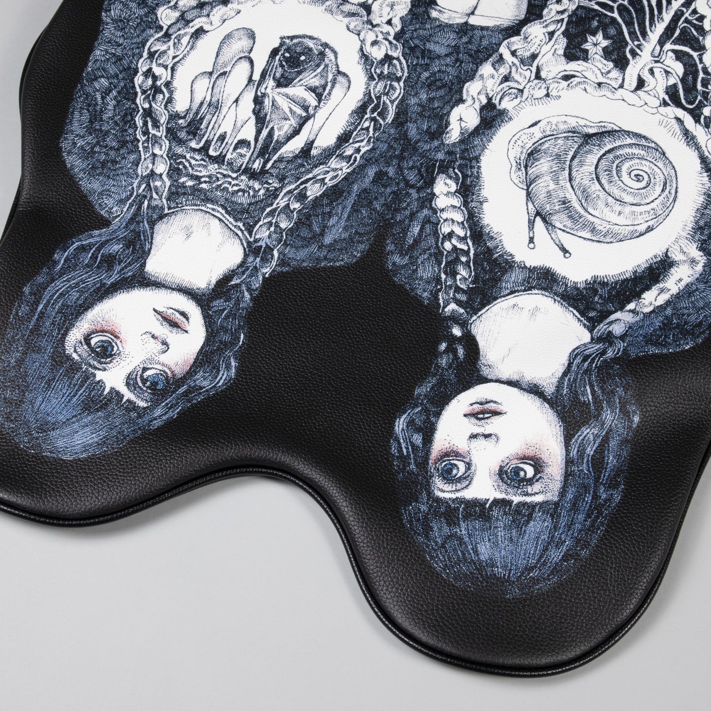 Sakasamakaban (shoulder bag) Ghost