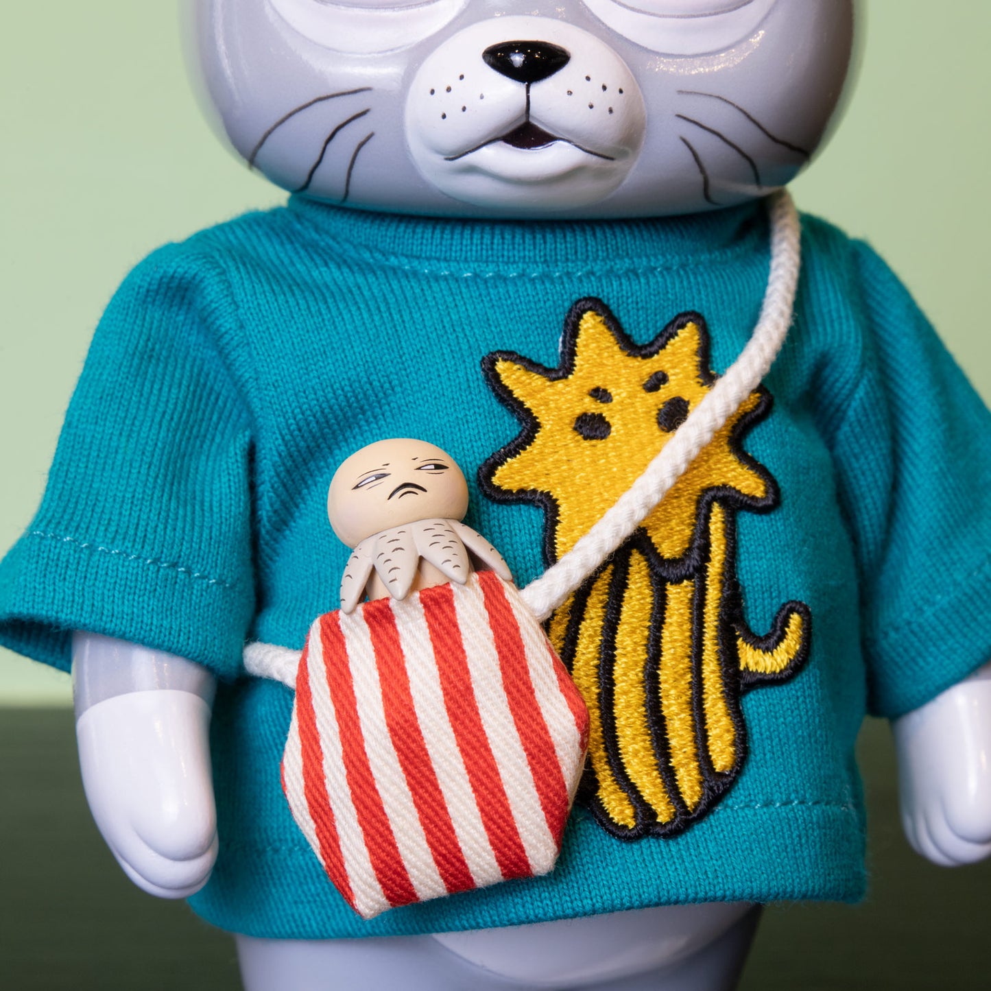 ニャンコのTシャツと愛用ポシェット