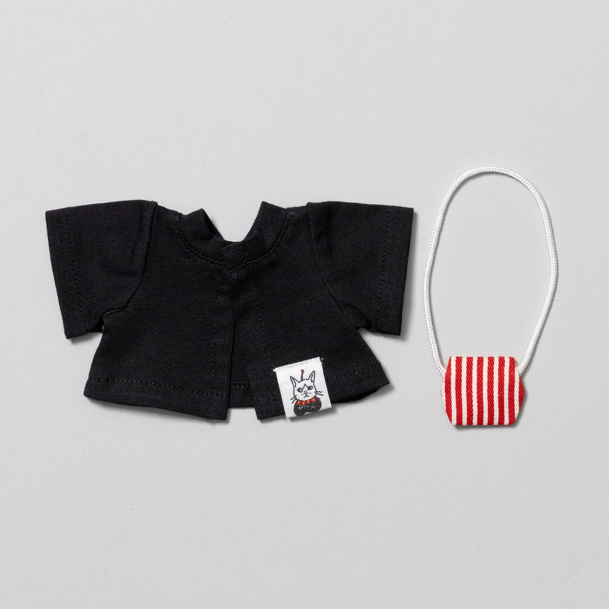 ニャンコのTシャツ（BK）と愛用ポシェット