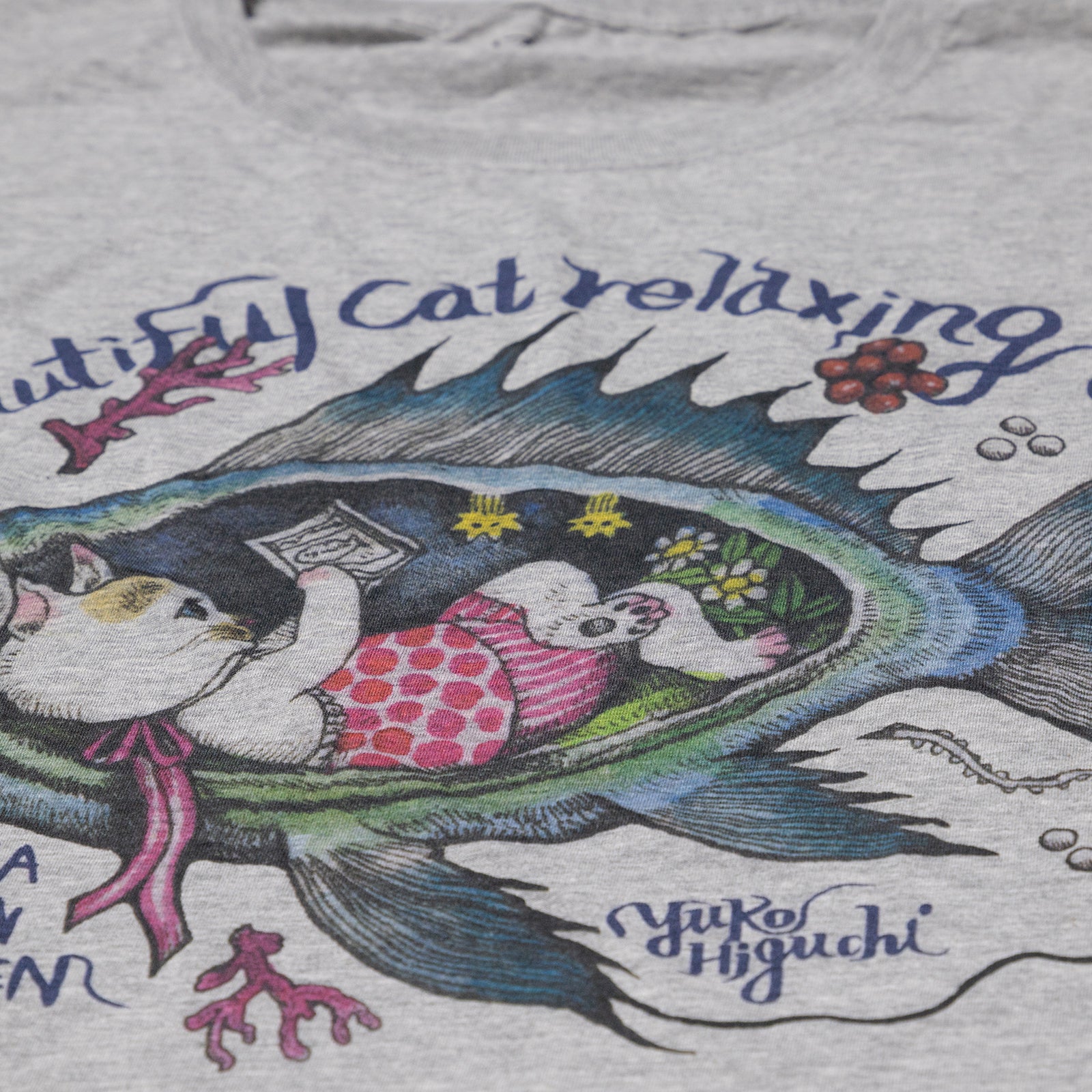 ワイドTシャツ お魚の乗り物でくつろぐこはるちゃん – ボリス雑貨店